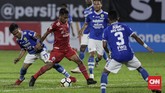 Laga tunda Liga 1 2018 antara Persija Jakarta dan Persib Bandung berlangsung di Stadion Perguruan Tinggi Ilmu Kepolisian (PTIK), Jakarta, Sabtu (30/6). (CNNIndonesia/Adhi Wicaksono)