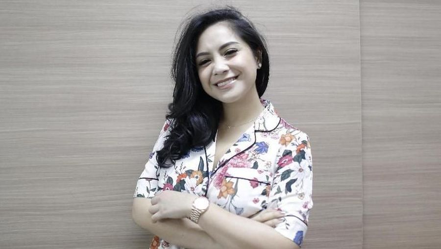 Nagita Slavina menggunakan koper keluaran brand Chanel 'Chevron Trolley Rolling Suitcase' seharga US$7.000/koper.