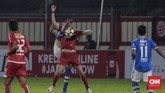 Bomber Persija Marko Simic turut menghadirkan ancaman ke pertahanan Persib meski tidak berhasil mencetak gol. (CNNIndonesia/Adhi Wicaksono)