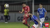 Pemain senior Persija Jakarta Ismed Sofyan berebut bola dengan bek asing Persib Bandung Bojan Malisic. (CNNIndonesia/Adhi Wicaksono)