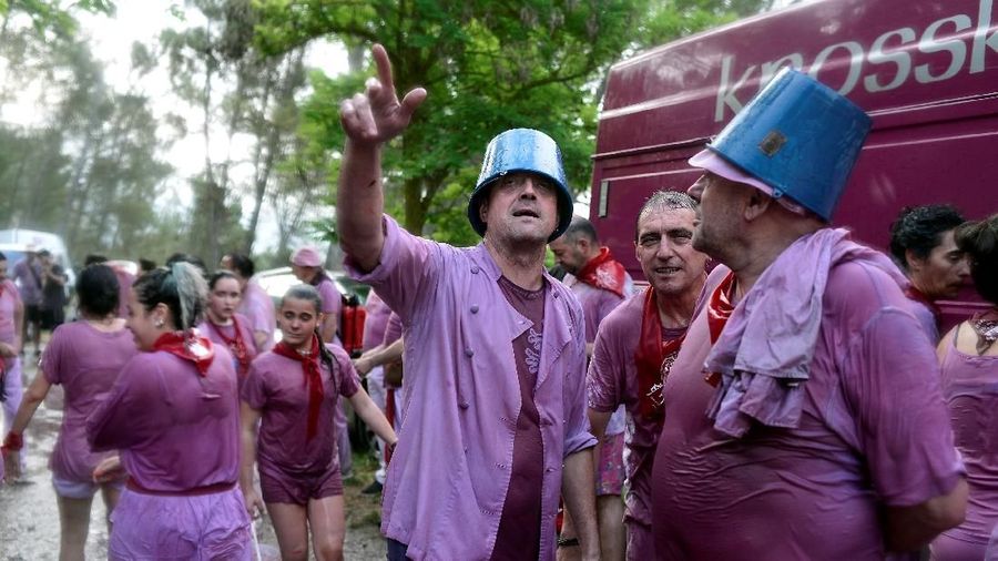 Festival perang anggur merah La Batalla del Vino peserta festival harus bermandikan anggur merah.