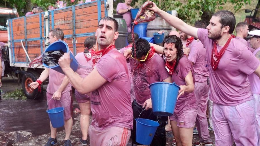 Festival perang anggur merah La Batalla del Vino peserta festival harus bermandikan anggur merah.