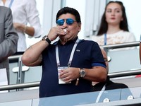 Legenda Bola Maradona Dilarikan ke RS, Bakal Operasi Otak?