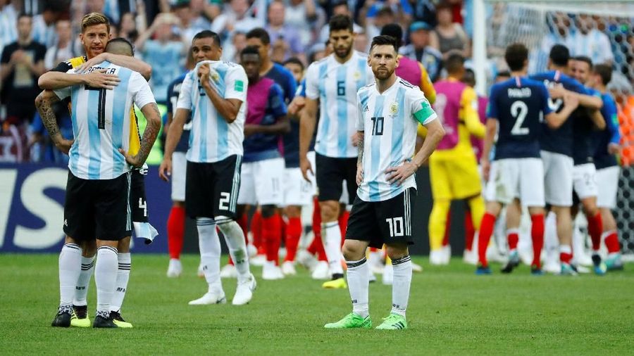 Kedua mega bintang sepak bola era modern itu tersisih di malam yang sama, dan akan menyaksikan sisa pertandingan Piala Dunia Rusia dari rumah masing-masing.