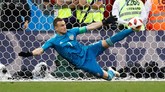 Igor Akinfeev kemudian memblok penalti penyerang Spanyol Iago Aspas menggunakan kaki. (REUTERS/Kai Pfaffenbach)