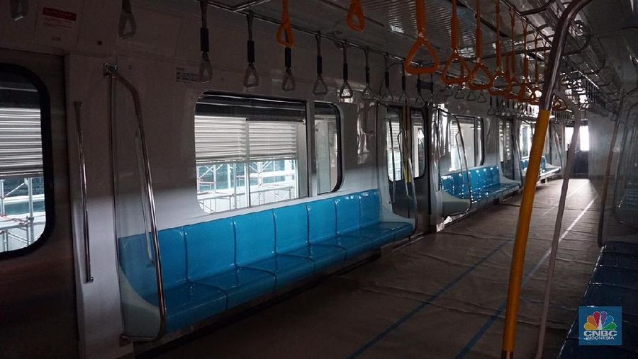 Menteri Perhubungan Budi Karya Sumadi memantau pembangunan mass rapid transit (MRT) Jakarta fase I di Depo MRT Lebak Bulus dan Stasiun MRT Senayan.
