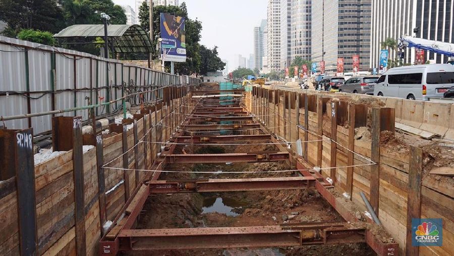 Menteri Perhubungan Budi Karya Sumadi memantau pembangunan mass rapid transit (MRT) Jakarta fase I di Depo MRT Lebak Bulus dan Stasiun MRT Senayan.