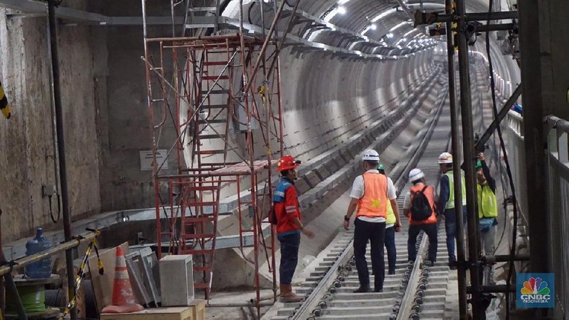 Menteri Perhubungan Budi Karya Sumadi memantau pembangunan mass rapid transit (MRT) Jakarta fase I di Depo MRT Lebak Bulus dan Stasiun MRT Senayan.