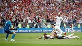 Para pemain Rusia merayakan sukses mengalahkan Spanyol di babak 16 besar Piala Dunia 2018. (REUTERS/Carl Recine)