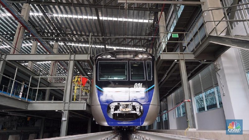 Menteri Perhubungan Budi Karya Sumadi memantau pembangunan mass rapid transit (MRT) Jakarta fase I di Depo MRT Lebak Bulus dan Stasiun MRT Senayan.