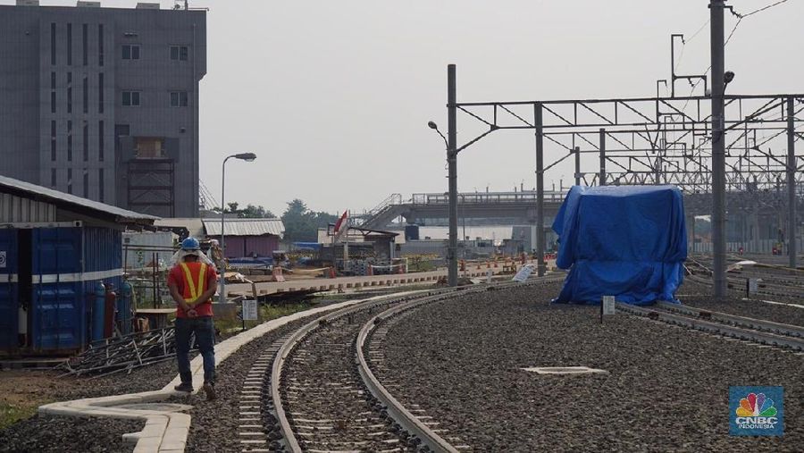 Menteri Perhubungan Budi Karya Sumadi memantau pembangunan mass rapid transit (MRT) Jakarta fase I di Depo MRT Lebak Bulus dan Stasiun MRT Senayan.
