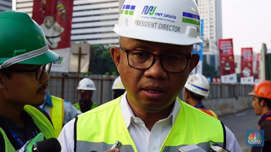 Menteri Perhubungan Budi Karya Sumadi memantau pembangunan mass rapid transit (MRT) Jakarta fase I di Depo MRT Lebak Bulus dan Stasiun MRT Senayan.