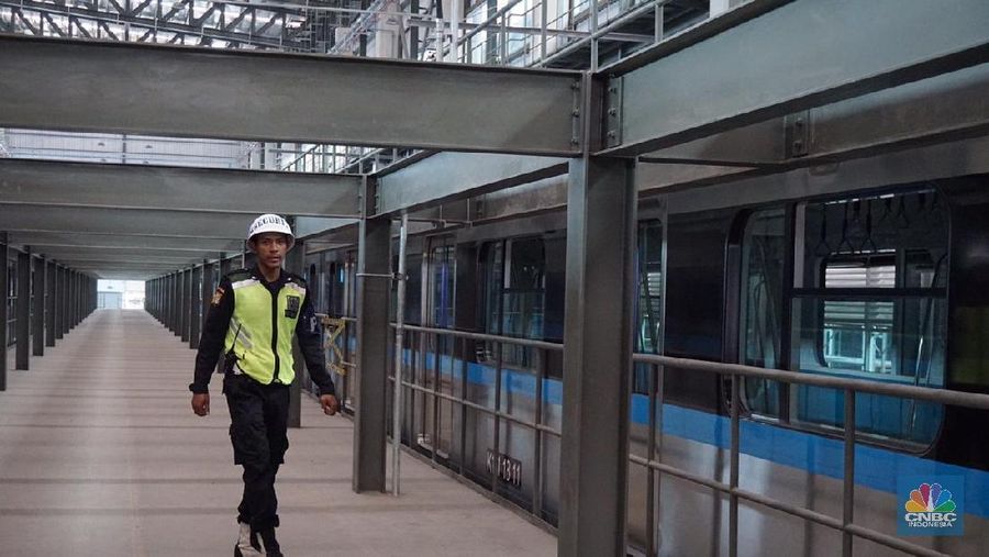 Menteri Perhubungan Budi Karya Sumadi memantau pembangunan mass rapid transit (MRT) Jakarta fase I di Depo MRT Lebak Bulus dan Stasiun MRT Senayan.