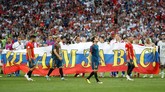 Para pemain Spanyol terlihat kecewa setelah dikalahkan Rusia pada babak 16 besar Piala Dunia 2018. (REUTERS/Christian Hartmann)