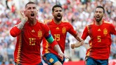 Kapten Spanyol Sergio Ramos merayakan gol ke gawang Rusia. Sergei Ignashevich menciptakan gol bunuh diri ketika berusaha mengawal Ramos. (REUTERS/Carl Recine)