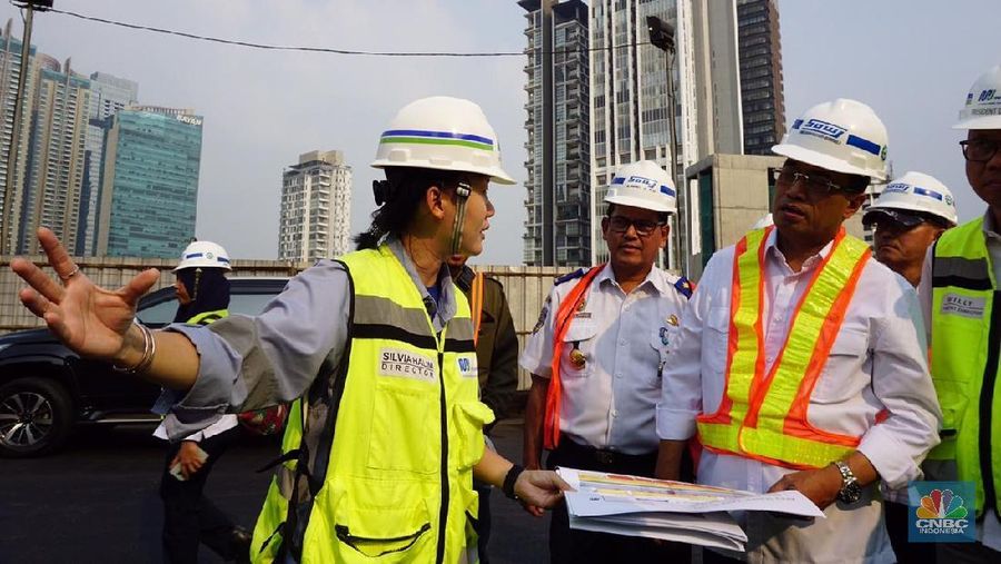 Menteri Perhubungan Budi Karya Sumadi memantau pembangunan mass rapid transit (MRT) Jakarta fase I di Depo MRT Lebak Bulus dan Stasiun MRT Senayan.