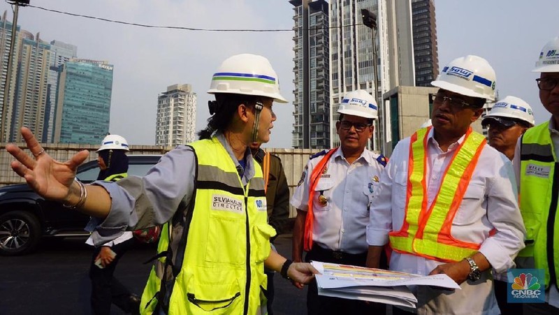 Menteri Perhubungan Budi Karya Sumadi memantau pembangunan mass rapid transit (MRT) Jakarta fase I di Depo MRT Lebak Bulus dan Stasiun MRT Senayan.