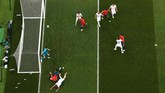 Spanyol memulai pertandingan dengan sempurna setelah bek veteran Rusia Sergei Ignashevich menciptakan gol bunuh diri pada menit ke-12. (REUTERS/Carl Recine)