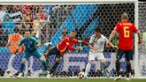Kapten Spanyol Sergio Ramos sempat memprotes keputusan wasit Bjorn Kuipers yang tidak memberi penalti setelah berduel dengan Ilya Kutepov di kotak penalti Rusia. (REUTERS/Christian Hartmann)