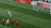 Penyerang veteran Rusia Artem Dzyuba menjalankan tugas eksekutor penalti dengan sempurna setelah mengecoh kiper Spanyol David De Gea. (REUTERS/Maxim Shemetov)