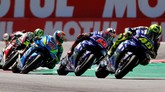 Valentino Rossi juga sempat berada di posisi terdepan untuk sesat namun kemudian harus kehilangan posisi tersebut. (REUTERS/Yves Herman)