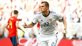 Penyerang timnas Rusia Artem Dzyuba merayakan gol ke gawang Spanyol yang merupakan gol ketiganya di Piala Dunia 2018. (REUTERS/Kai Pfaffenbach)