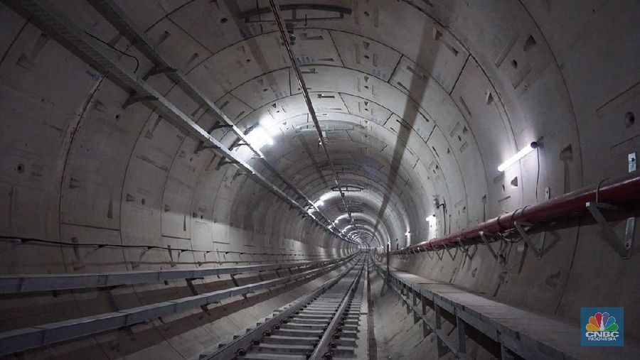 Menteri Perhubungan Budi Karya Sumadi memantau pembangunan mass rapid transit (MRT) Jakarta fase I di Depo MRT Lebak Bulus dan Stasiun MRT Senayan.