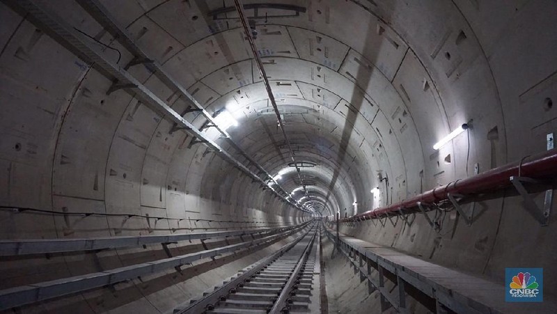Menteri Perhubungan Budi Karya Sumadi memantau pembangunan mass rapid transit (MRT) Jakarta fase I di Depo MRT Lebak Bulus dan Stasiun MRT Senayan.
