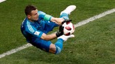 Kiper Rusia Igor Akinfeev terpilih sebagai pemain terbaik Spanyol vs Rusia dengan menggagalkan dua penalti. (REUTERS/Maxim Shemetov)
