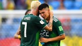 Dua pemain Meksiko Hirving Lozano dan Miguel Layun terlihat kecewa setelah dikalahkan Brasil 0-2 di babak 16 besar Piala Dunia 2018. (REUTERS/Dylan Martinez)