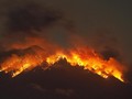 Gunung Agung Semburkan Lava Pijar 2 Ribu Meter
