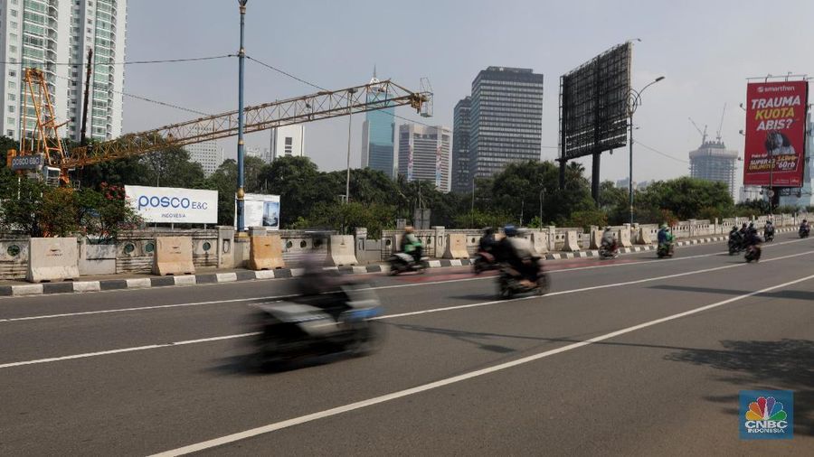 Petugas mengatur lalu lintas di bawah flyover Pancoran, Jakarta, Senin (2/7) Pemprov DKI bekerja sama dengan Polda Metro Jaya dan BPTJ akan melakukan perluasan pembatasan kendaraan bermotor dengan sistem ganjil genap. Uji coba yang diberlakukan mulai besok hingga 31 Juli, petugas hanya fokus kepada sosialisasi. Saat ini Dishub DKI telah memasang 30 spanduk di titik-titik yang strategis. (CNBC Indonesia/Muhammad Sabki)