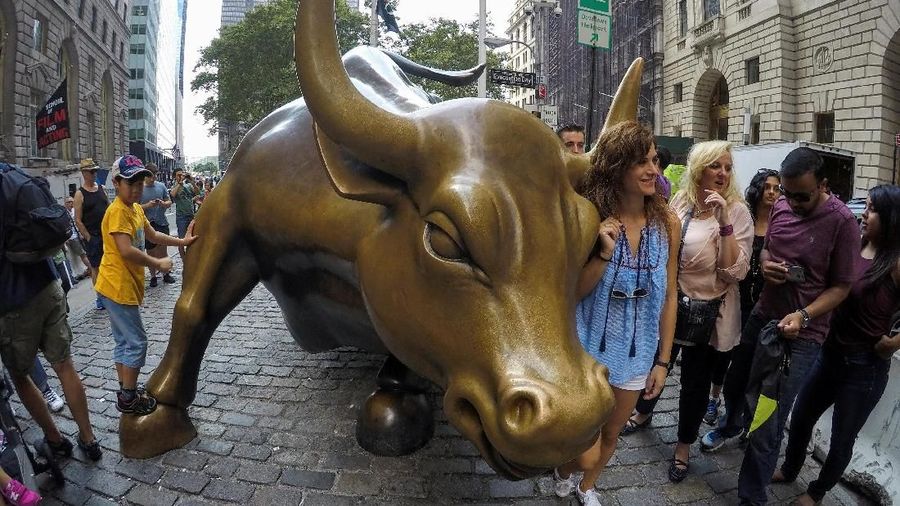 Wall Street Melejit
