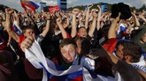 Pendukung Rusia sangat antusias merayakan kemenangan Igor Akinfeev dan kawan-kawan. Mereka berteriak meluapkan kegembiraan bersama-sama. (REUTERS/Sergei Karpukhin)