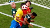 Penampilan impresif ditunjukkan kiper Meksiko Guillermo Ochoa yang melakukan delapan penyelamatan penting saat melawan timnas Brasil. (REUTERS/David Gray)