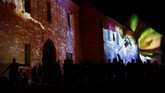 Zsolnay Light Festival menawarkan petualangan budaya berupa pertunjukan jalanan, konser, dan proyeksi cahaya di sejumlah lokasi bersejarah di kota Pecs. (REUTERS/Bernadett Szabo)
