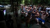 Warga Rusia yang tengah piknik di Hosta, daerah dekat Sochi, juga tetap meluangkan waktu memberikan dukungan pada perjuangan Artem Dzyuba dan kawan-kawan. (REUTERS/Hannah McKay)