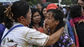 FOTO: Asa Keluarga Korban Sinar Bangun di Tepi Danau Toba
