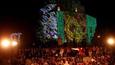Festival cahaya the Zsolnay Light Festival berlokasi salah satunya di masjid bersejarah di kota Pecs. Festival ini berlangsung mulai dari 28 Juni hingga 1 Juli 2018. (REUTERS/Bernadett Szabo)