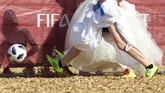 Perempuan Rusia menggabungkan pertandingan sepak bola dengan gaun pengantin di Kazan pada Sabtu lalu. (REUTERS/Alexey Nasyrov)