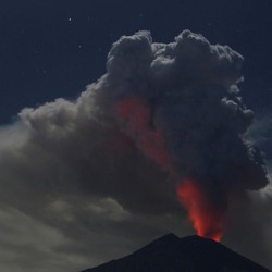 Gunung Agung Erupsi Lagi! Tinggi Kolom Abu Vulkanik 3.000 M