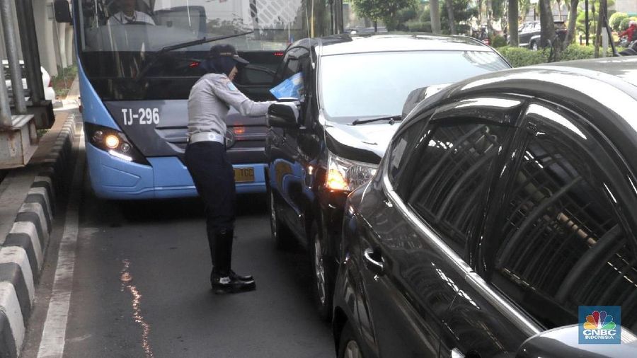 Pemberlakuan ganjil genap tersebut berbeda dengan pemberlakuan ganjil genap yang telah diterapkan sebelumnya.