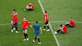 Para pemain Spanyol tertunduk lesu usai dikalahkan Rusia di babak 16 besar Piala Dunia 2018 lewat drama adu penalti. (REUTERS/Maxim Shemetov)