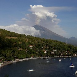 Gunung Agung Erupsi, Warga Diminta Hindari Radius 4 Km