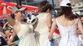 Dengan gaun pengantin berwarna putih dan sepatu lari, mereka berbaur dalam dua tim beranggotakan lima orang dan bermain selama 15 menit. (REUTERS/Alexey Nasyrov)
