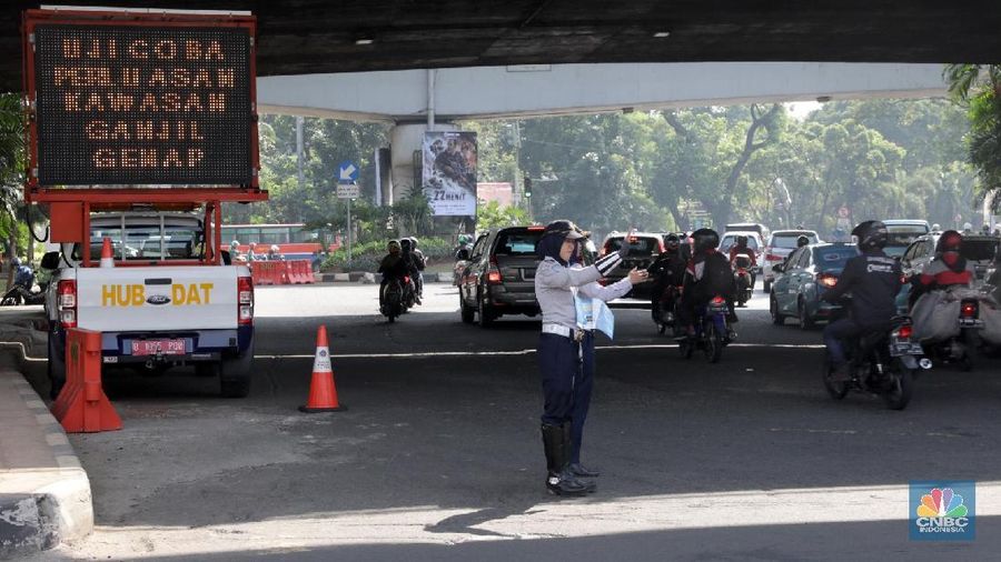 Mulai hari ini kebijakan ganjil-genap di Jakarta diperluas ke sejumlah ruas arteri Ibu Kota selama 15 jam per hari.