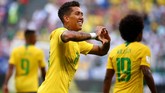 Roberto Firmino merayakan gol ke gawang Meksiko. Penyerang Liverpool itu baru dua menit di lapangan sebelum mencetak gol. (REUTERS/Michael Dalder)