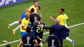 Para pemain Brasil merayakan gol Roberto Firmino yang membuat Selecao meraih kemenangan 2-0 atas Meksiko. (REUTERS/David Gray)