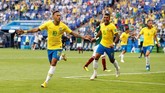 Neymar merayakan gol ke gawang Meksiko. Penyerang timnas Brasil itu merayakan gol keduanya di Piala Dunia 2018. (REUTERS/Carlos Garcia Rawlins)