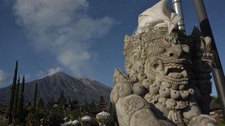 Gunung Agung Kembali Erupsi Semburkan Awan Panas 2,5 Km